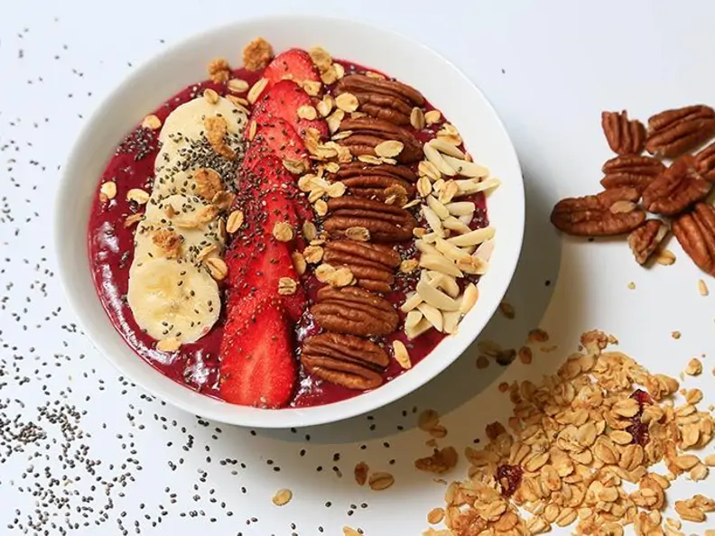 Acai Bowl mit Beeren