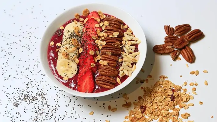 Acai Bowl mit Beeren