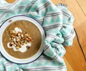 Amaranth-Porridge in einer weißen Schüssel