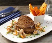 Rindersteak mit Pilzsauce und Süßkartoffelwedges