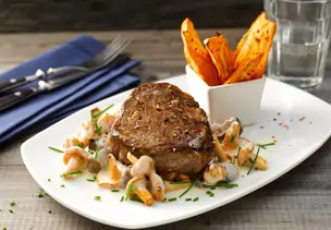 Rindersteak mit Pilzsauce und Süßkartoffelwedges