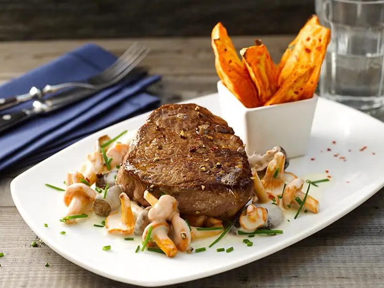 Rindersteak mit Pilzsauce und Süßkartoffelwedges