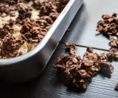 Selbstgemachte Schokokcrossies auf einem Backblech