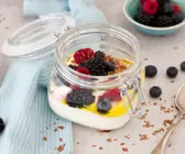 Quark mit Beeren und Leinöl im Glas