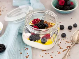 Quark mit Beeren und Leinöl im Glas