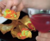 Knusperteig mit Avocado und Forellenkaviar