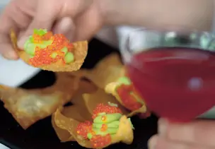 Knusperteig mit Avocado und Forellenkaviar