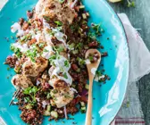 Roter Quinoasalat mit Hähnchenspießen und Joghurt