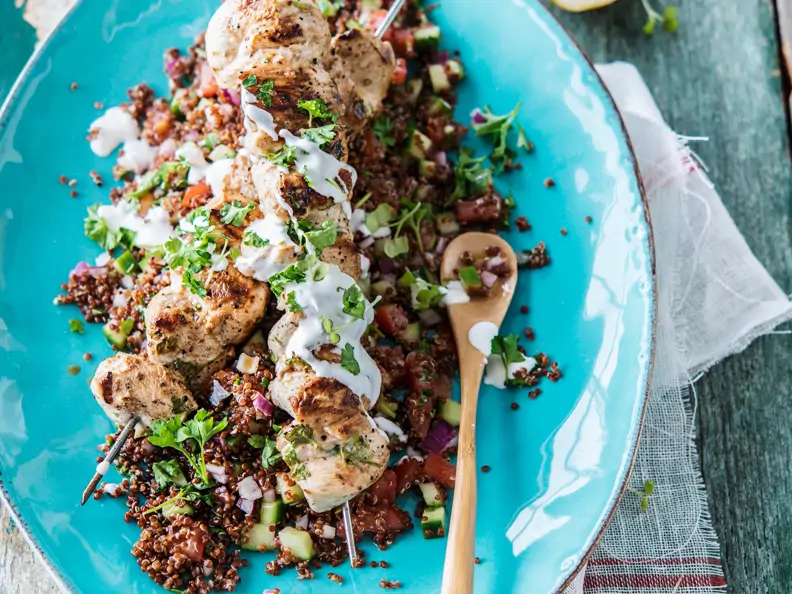 Roter Quinoasalat mit Hähnchenspießen und Joghurt