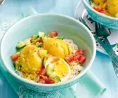 Gekochte Eier mit Curry-Kokos-Sauce auf Reis