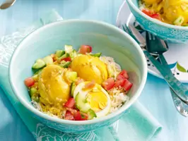 Gekochte Eier mit Curry-Kokos-Sauce auf Reis