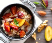 Hirsebrei mit Obst und Walnüssen
