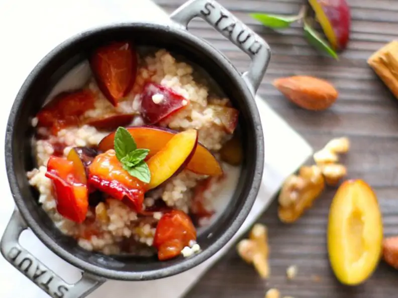 Hirsebrei-Obst-Walnuessen