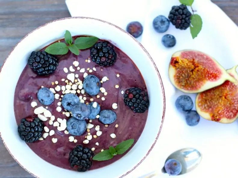 Acai-Brombeer-Smoothie-Bowl