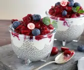 Chia-Pudding mit Mandeljoghurt-Parfait