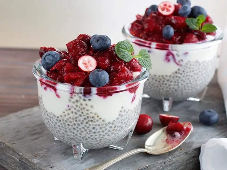 Chia-Pudding mit Mandeljoghurt-Parfait