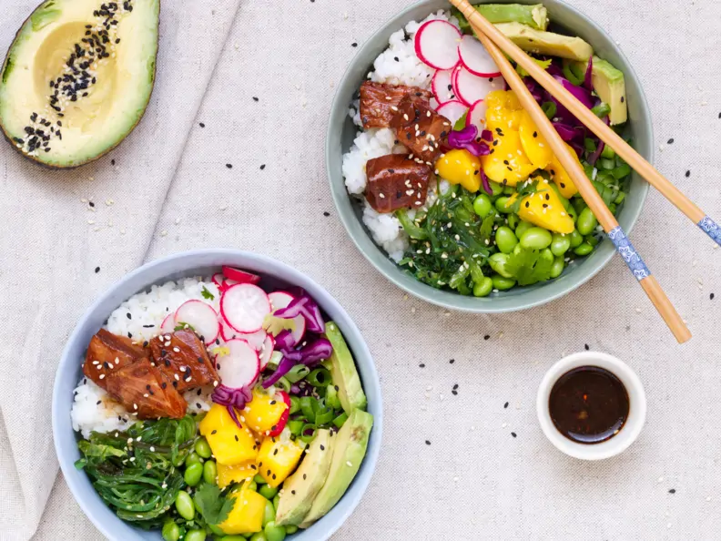 Zwei Bowls mit bunten Zutaten