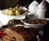Frischlingskeule mit Holunder-Äpfeln und Grünkohlgratin