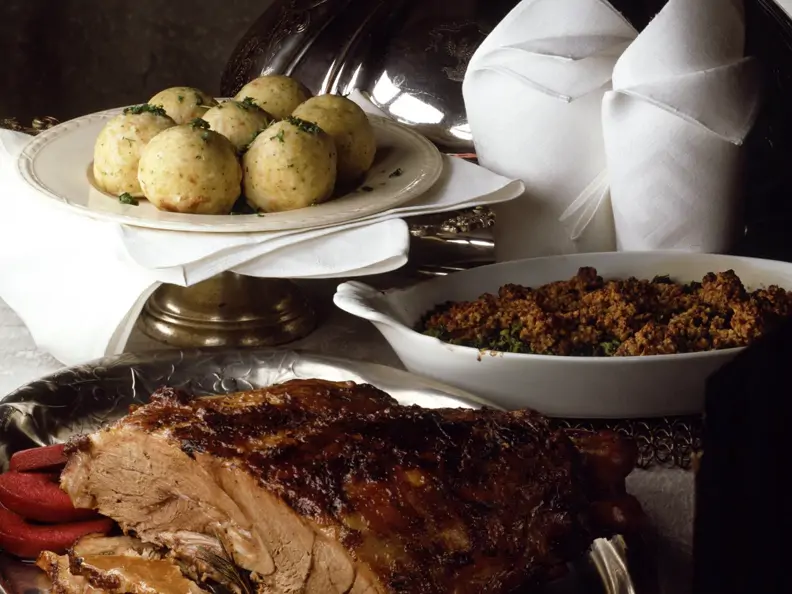Frischlingskeule mit Holunder-Äpfeln und Grünkohlgratin
