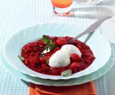 Rote Grütze mit Quark-Vanille-Mousse