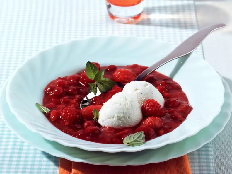 Rote Grütze mit Quark-Vanille-Mousse