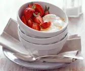 Erdbeeren mit Quarkcreme und Honig