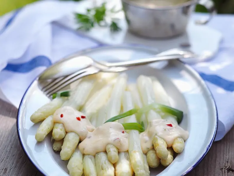 Spargel mit Waldmeister-Hollandaise