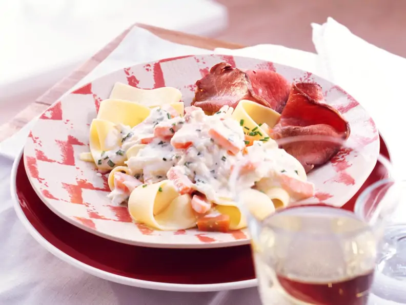 Bandnudeln mit Möhren-Meerrettichsauce zu Roastbeef