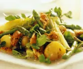Salat mit Räucherfisch, Kartoffeln und grünem Spargel