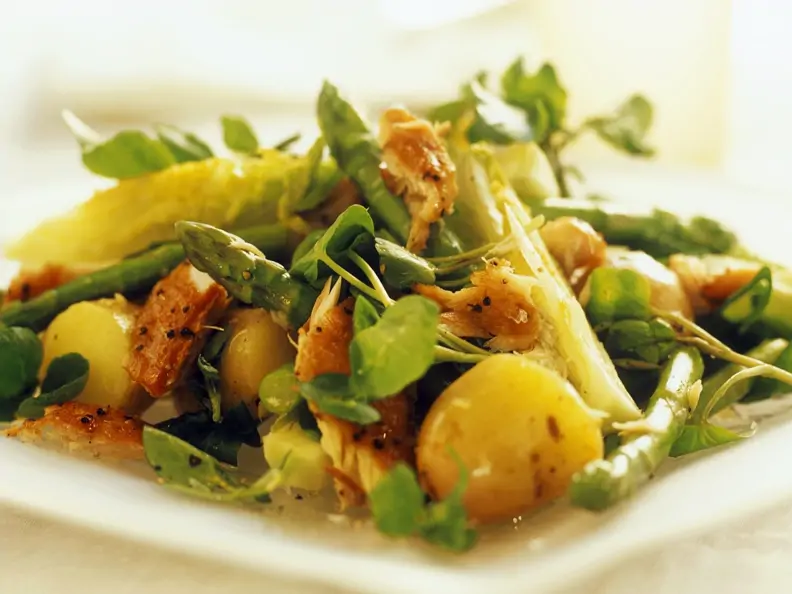Salat mit Räucherfisch, Kartoffeln und grünem Spargel