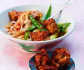 Reisnudeln mit würziger Geflügelbällchensauce