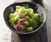 Gurkensalat mit roten Zwiebeln