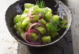 Gurkensalat mit roten Zwiebeln