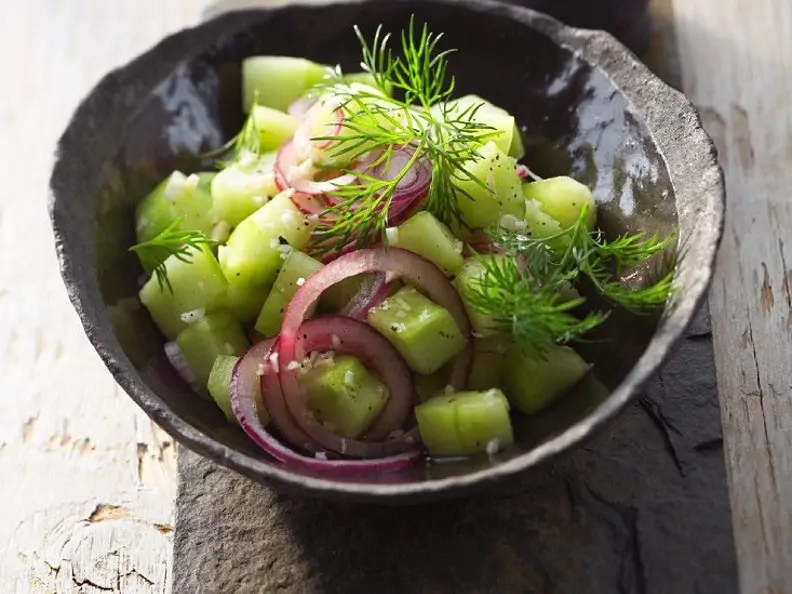 Gurkensalat mit roten Zwiebeln