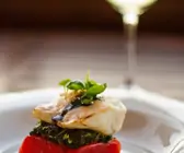 Melone mit Fisch und Spinat