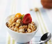 Müsli Bircher Art mit Nüssen und frischem Obst