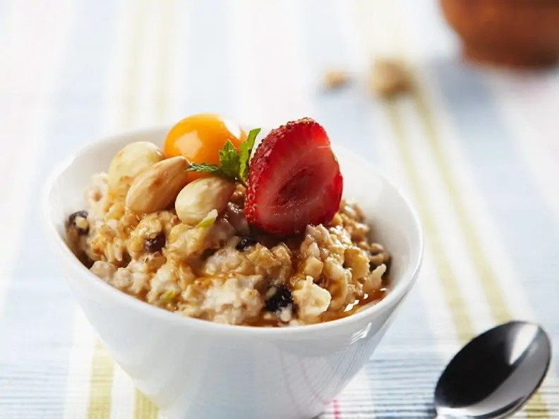Müsli Bircher Art mit Nüssen und frischem Obst