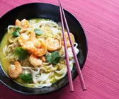 Thailändisches Curry mit Shrimps und Reisnudeln