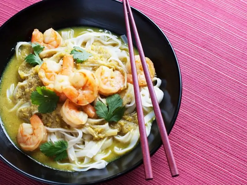 Thailändisches Curry mit Shrimps und Reisnudeln