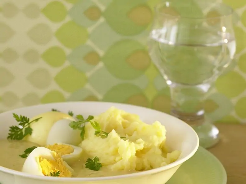 Eier mit Senfsauce und Kartoffelpüree