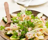Fruchtiger Chicorée-Avocadosalat mit Garnelen
