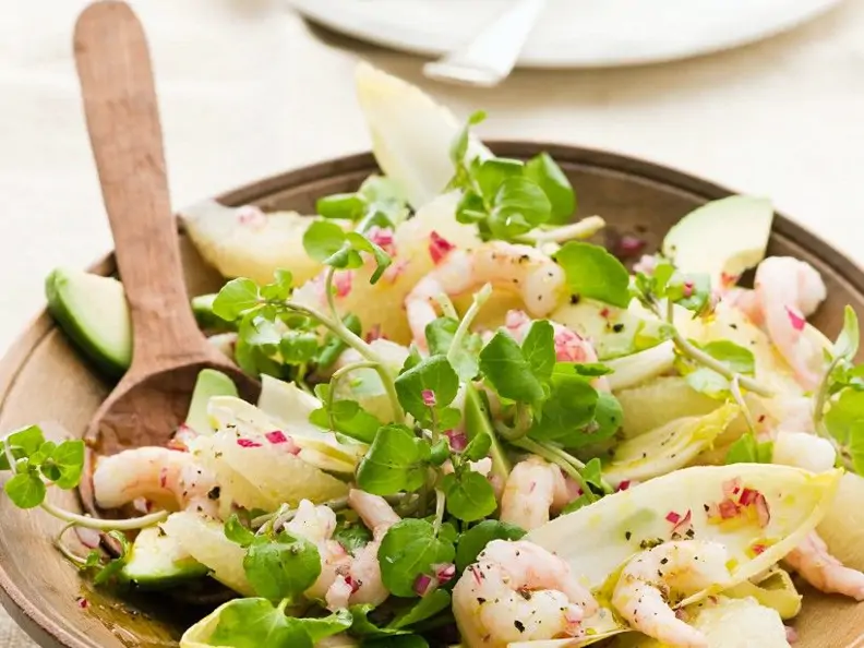 Fruchtiger Chicorée-Avocadosalat mit Garnelen