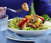 Salat mit Hähnchenstreifen und Ananas