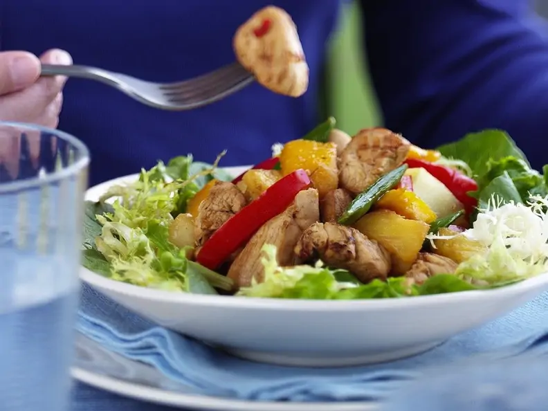 Salat mit Hähnchenstreifen und Ananas