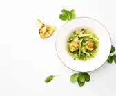 Gemüsesuppe mit Jakobsmuscheln