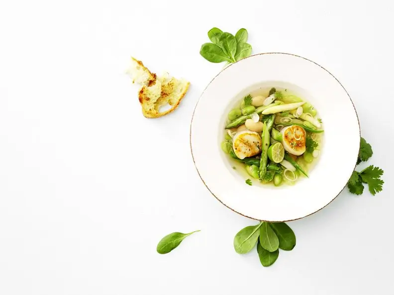 Gemüsesuppe mit Jakobsmuscheln