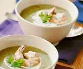 Brokkolisuppe mit Sahne und Garnelen