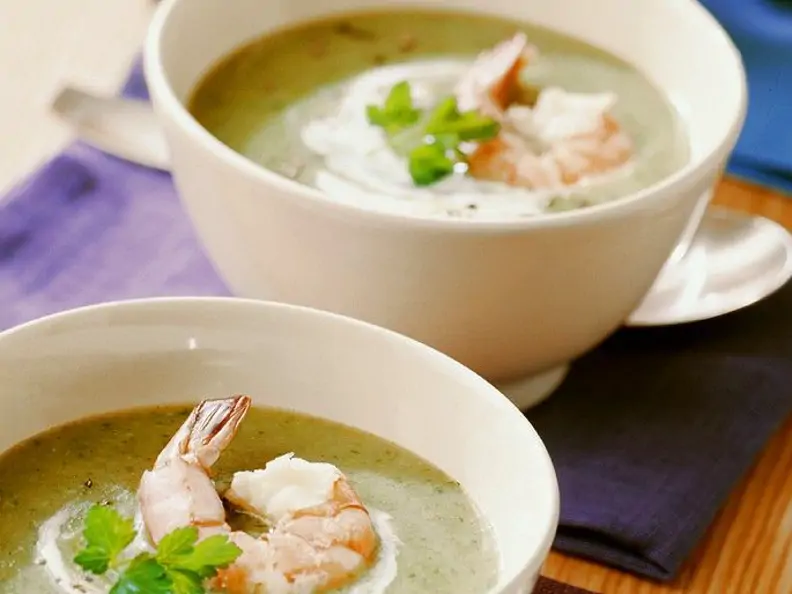 Brokkolisuppe mit Sahne und Garnelen