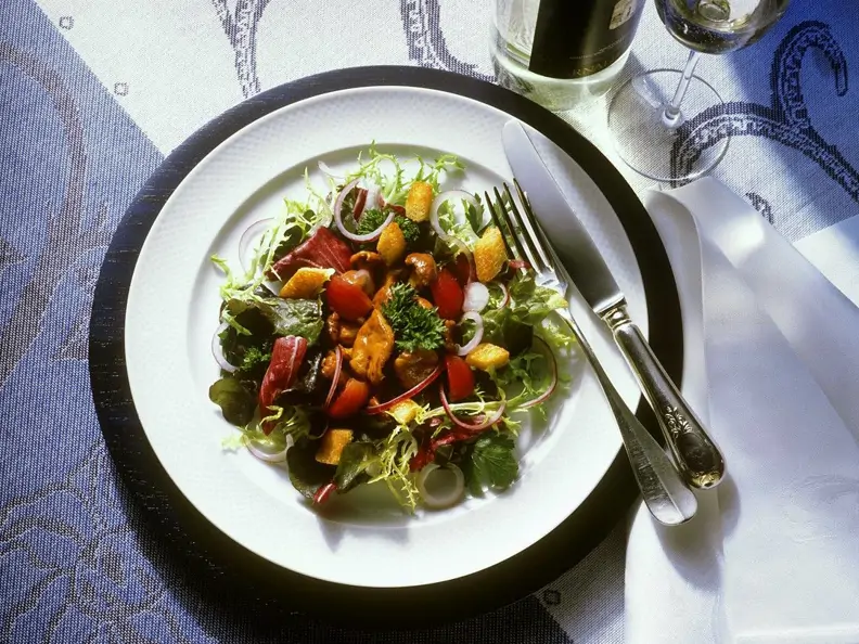Bunter Salat mit Pfifferlingen