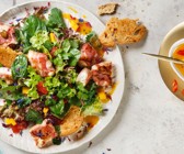 Wildkräutersalat mit Ziegenfrischkäsetalern von REWE Feine Welt